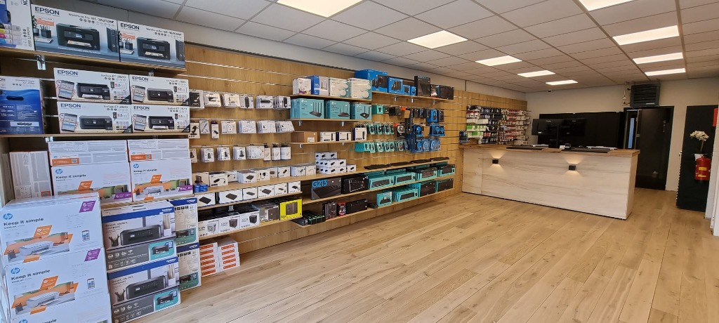 Werkplek en balie Van Geijn Computer Services Dieren